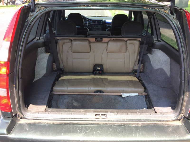 Illustration for article titled At $1,500, Could This Manual-Equipped 1998 Volvo V70 Mean it’s Time to Get Busy?